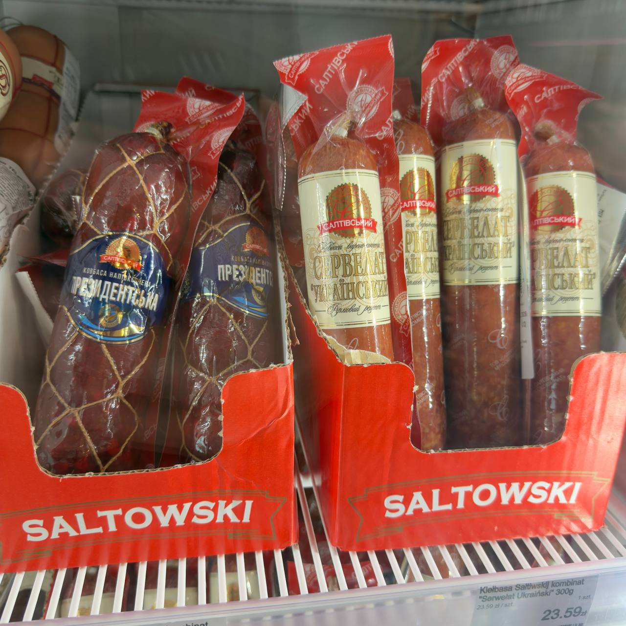 Kiełbasy i wędliny Saltowski w lodówce sklepowej