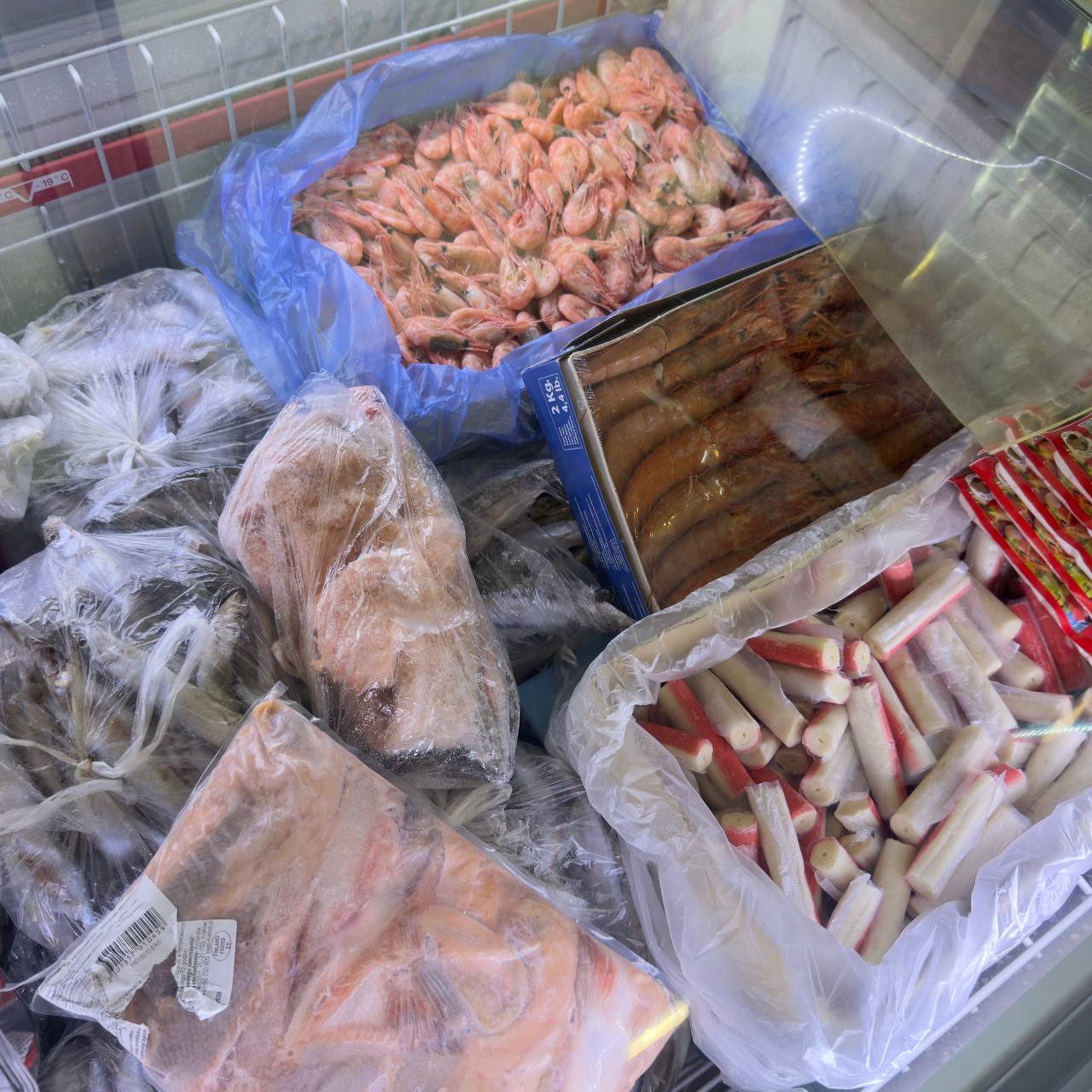 Mrożone owoce morza – krewetki i paluszki krabowe