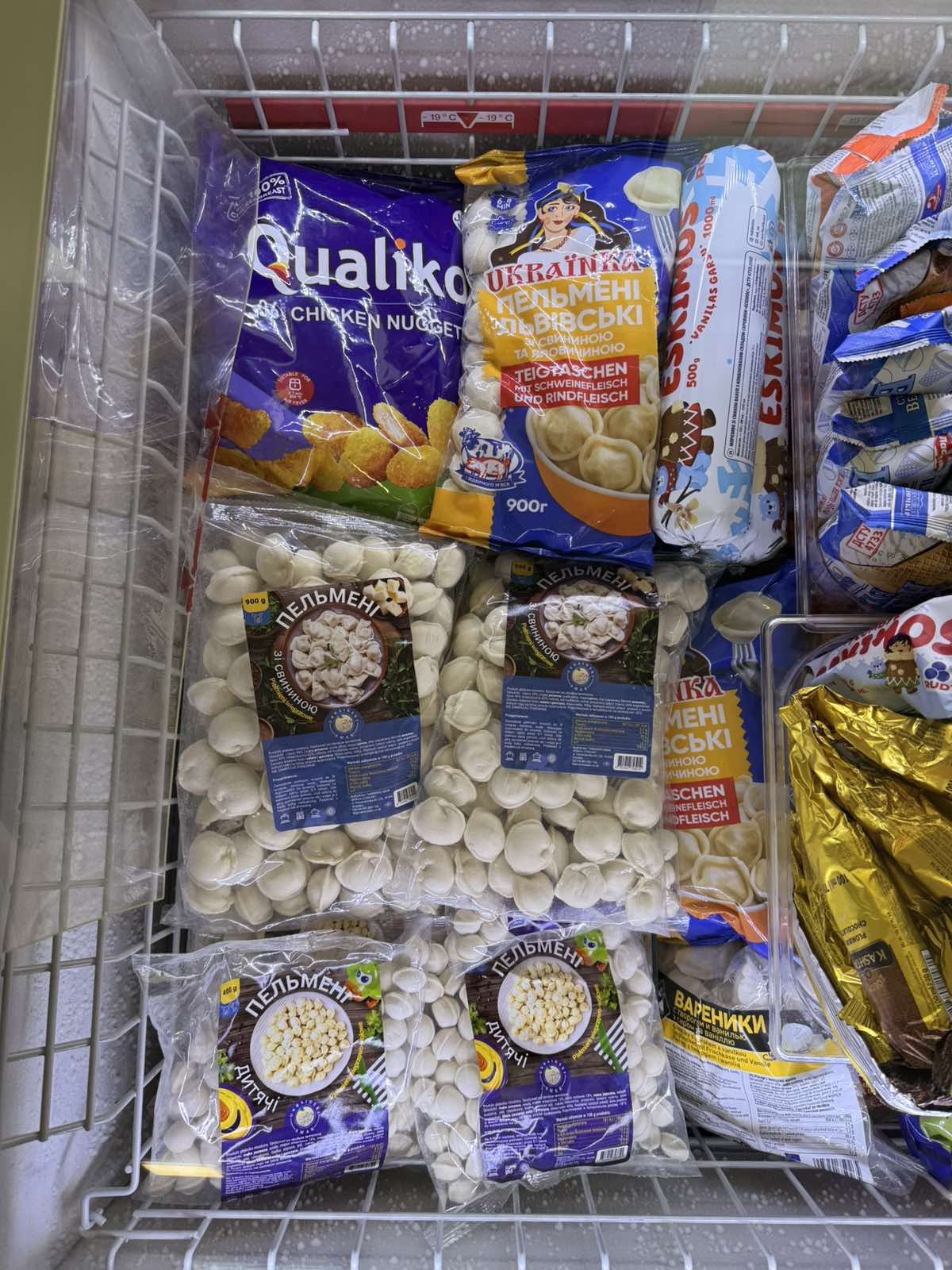 Mrożone pielmieni i nuggetsy w zamrażarce